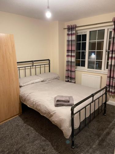 格里姆斯比Spacious 8 bed house in central Grimsby的卧室配有一张床