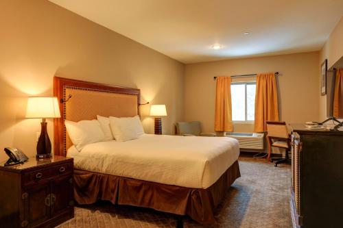 西黄石Wagon Wheel Hotel的酒店客房配有一张床和电话
