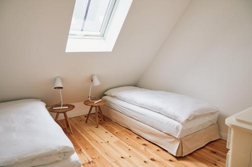 BarkelsbyWäscherei的一间卧室设有两张床和窗户。