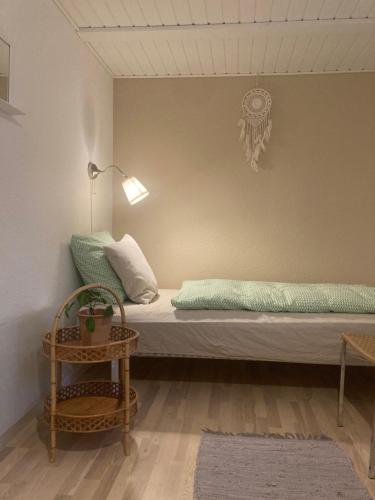尤尔斯明讷Skovlyset’s B&B的卧室配有1张床、1张桌子和1把椅子