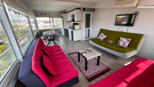 库萨达斯Can’s Homes的客厅配有两张沙发和一张桌子