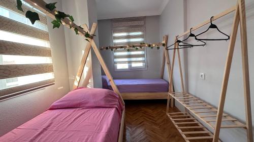 库萨达斯Can’s Homes的一间设有两张双层床和一张床的房间