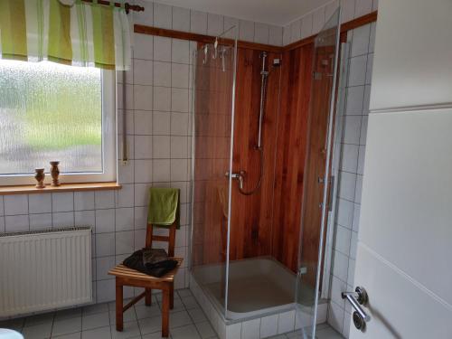 WellingGemütlich wohnen in Welling的带淋浴和浴缸的浴室以及椅子