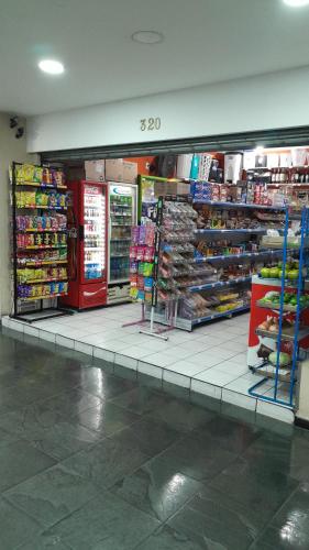 圣保罗Loft 37 Centro histórico的杂货店的过道,有产品