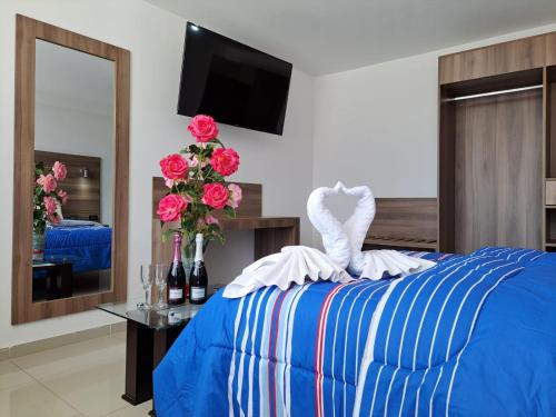 阿雷基帕PRIVATE ROOMS / DOWNTOWN AREQUIPA的一间卧室配有一张带天鹅的床