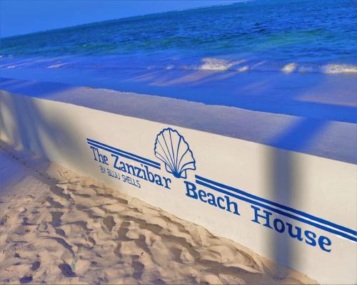 平圭The Zanzibar Beach House-North的海滩上的海滩船屋
