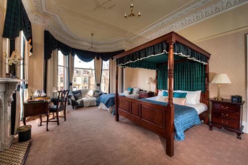 爱丁堡吉尔多南住宿酒店的一间带天蓬床的卧室和一间客厅