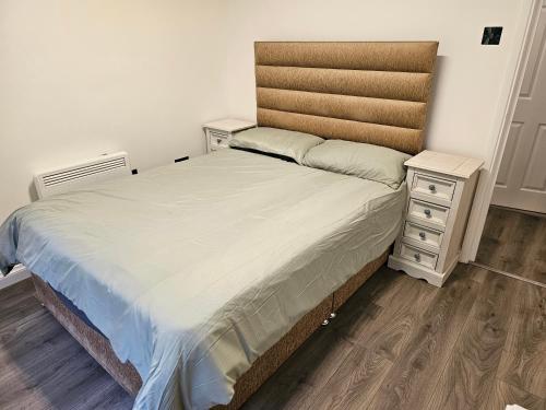 迪德科特1 bed modern flat的一间卧室配有一张床和一个床头柜