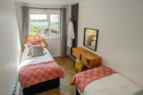 滕比Priory Bay Escapes - Matahari的一间小卧室,配有两张床和窗户