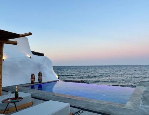 易莫洛林Casa di Mare Luxury Villas的海景别墅 - 带游泳池