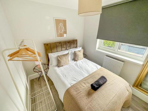 伦敦New Cosy Luxury 3 Bedroom House in Battersea London的一间卧室配有一张带黑色遥控器的床