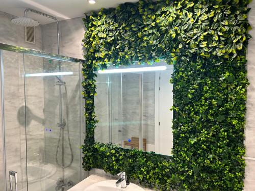 福恩吉罗拉FUENGIROLA Castillo Malaga PARADAISE 3的浴室设有一面带绿色墙壁的镜子