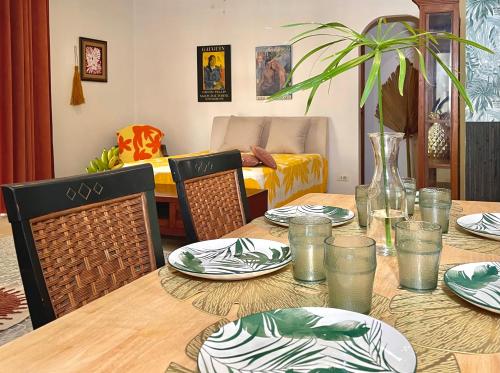 帕帕拉Lagoon & Garden House w/ kayaks的餐桌,盘子和盘子