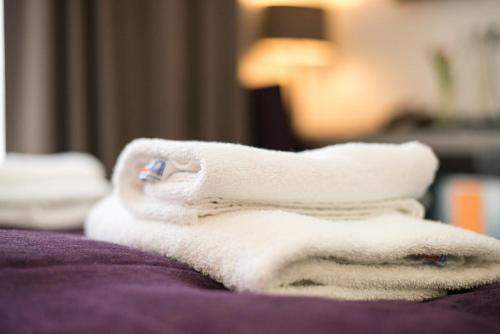 美因河畔法兰克福Goethe Conference Hotel by Trip Inn的床上的一大堆毛巾
