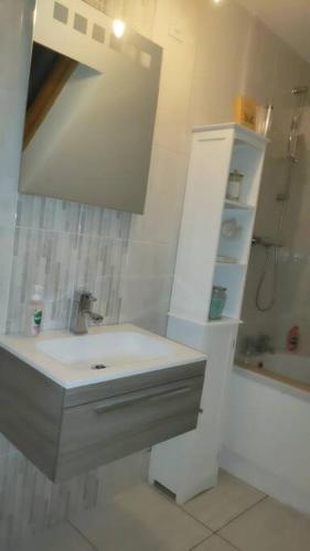 MoneymoreMeadow View的白色的浴室设有水槽和镜子