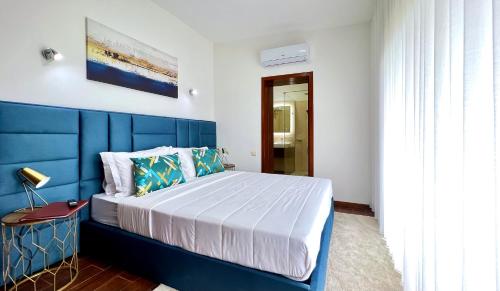 梅桑弗里乌Private Douro- Quinta das Susandas的卧室里一张带蓝色床头板的床