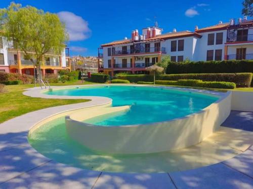 阿亚蒙特APARTAMENTO MANUELA RESIDENCIAL **VISTA ESURI**的一座大型游泳池,位于带建筑物的庭院内