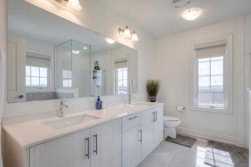 BradfordRelax, Refresh and Recharge Peaceful Space的白色的浴室设有水槽和卫生间。