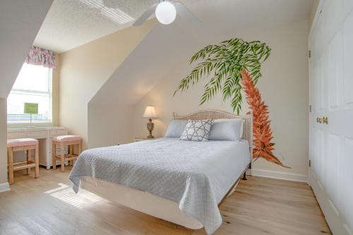 格尔夫海岸Dandy Sandy的卧室配有一张挂在墙上的植物床