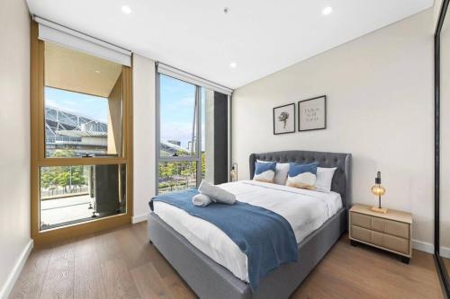 悉尼Resort Style Living One bedroom Apt Olympic Park的一间卧室设有一张大床和一个大窗户