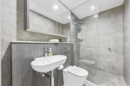 悉尼Resort Style Living One bedroom Apt Olympic Park的一间带水槽和卫生间的浴室