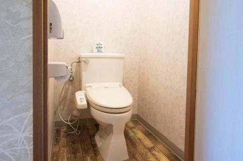 三朝町Blancart Misasa的浴室位于隔间内,设有白色卫生间。