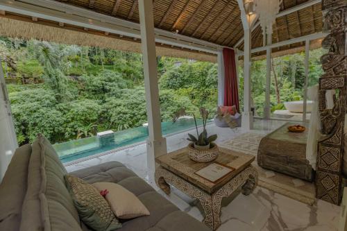 乌布Villa Cella Bella Ubud的客厅配有沙发和桌子