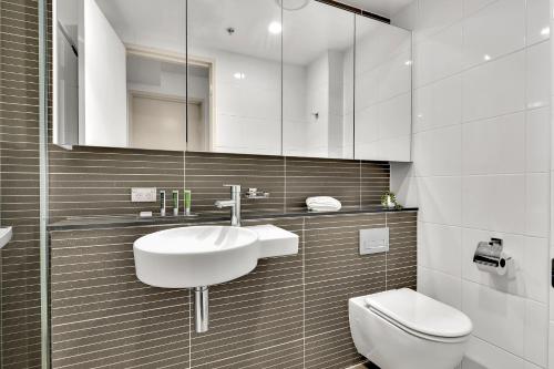 悉尼North Sydney Large Two Bedroom MIL2302的白色的浴室设有水槽和卫生间。