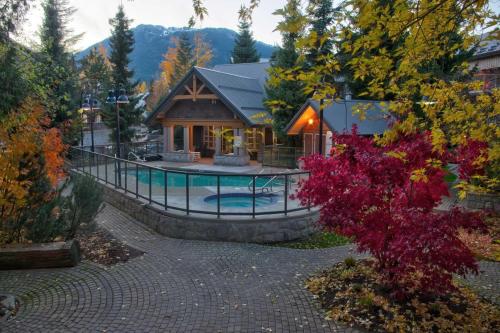 惠斯勒冰川里奇全季出租度假屋的享有带游泳池的房屋的空中景致