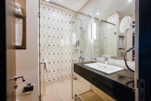 科伦坡Orion City Hotel的一间带水槽和淋浴的浴室