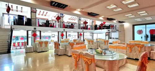 张家界Hunan New Pipaxi Hotel的一间在房间内配有桌椅的餐厅