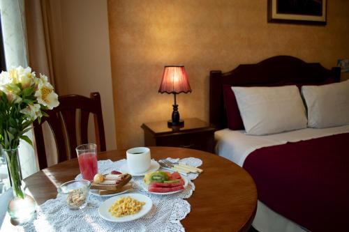 拉巴斯Hotel Diamante Azul的一间房间,桌子上放着食物