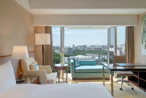 北京北京新云南皇冠假日酒店的酒店客房 - 带一张床,享有城市美景