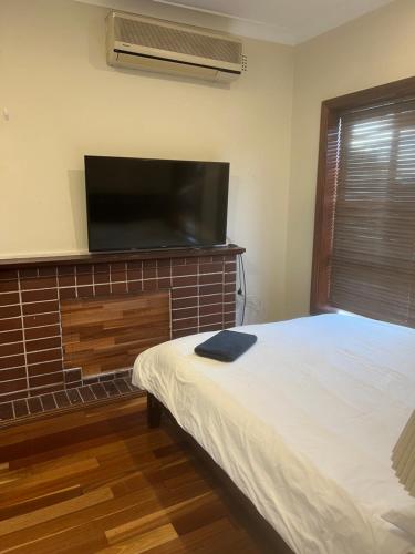 班克斯镇格兰尼福莱特旅馆的一间卧室配有一张床和一台平面电视