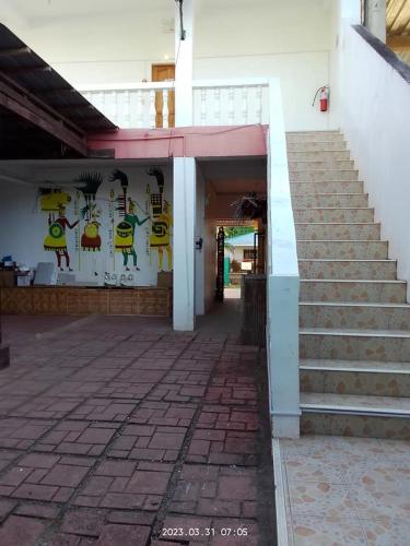 OcoyWjv Inn Sta. Fe Bantayan的一座有楼梯的建筑,墙上涂鸦
