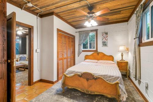 新奥尔良Pasters Apartment in Deconsecrated Church的一间卧室配有一张床和吊扇