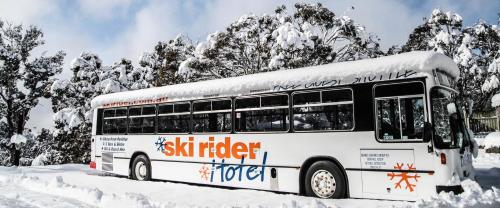 佩里舍峡谷滑雪骑士酒店的雪上覆盖的公共汽车停在雪地里