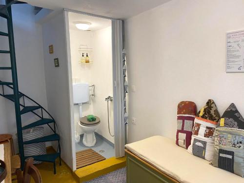 Krásiontiny house EFROSSINI的一间带卫生间的浴室和楼梯