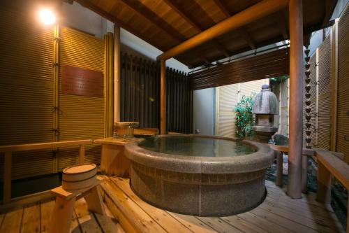 热海古屋旅馆的一间浴室,在房间内配有大浴缸