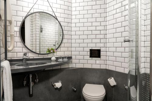 伊斯坦布尔伊斯坦布尔宰廷布尔努宜必思酒店的一间带水槽、卫生间和镜子的浴室