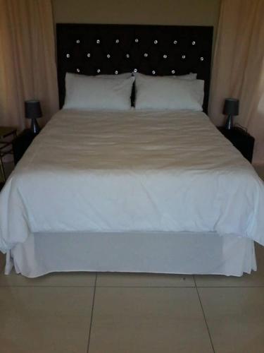 弗朗西斯敦EE Maison Bed and Breakfast的一张白色大床,配有白色床单和枕头