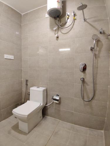 班加罗尔Olive Indiranagar Metro - by Embassy Group的一间带卫生间和淋浴的浴室