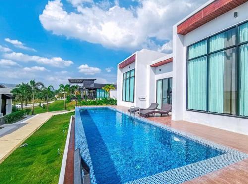 Ban Pha Saeng Lang比隆金丹度假酒店的一座房子后院的游泳池
