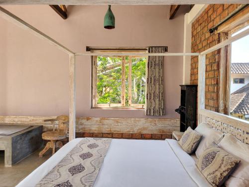 特特巴图Les Rizieres Lombok - Tetebatu的一间卧室设有一张床和一个窗口