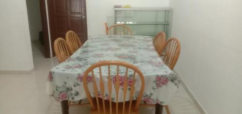 马兰Homestay Humair的餐桌、椅子和花卉桌布