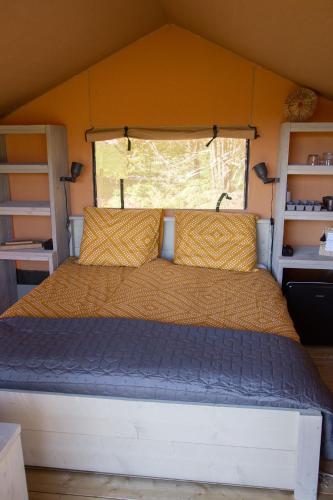吕洛Safaritent Lodge 2 plus的帐篷中间的一张床