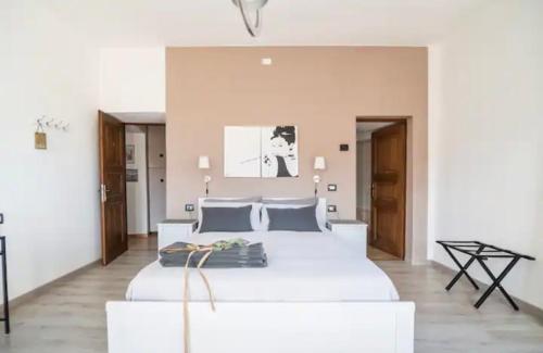 克雷米亚B&B La Dolce Casa Lago di Como的卧室配有带蓝色枕头的大型白色床