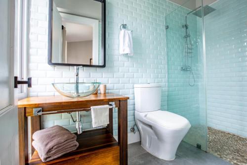 普拉纳维瑙Villa #12 - Blue Venao, Playa Venao的一间带水槽、卫生间和镜子的浴室