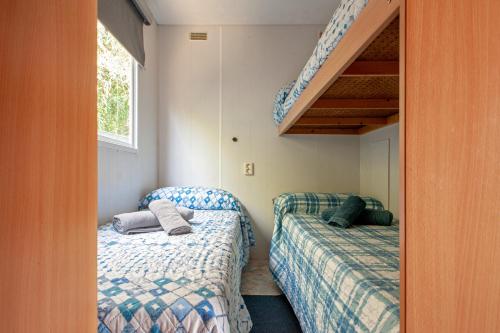 马里纳·迪·比萨Oasis on the river 2的一间带两张床的卧室和楼梯