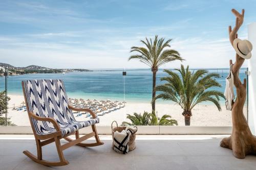 帕尔马诺瓦Zel Mallorca的配有椅子并享有海滩景致的客房